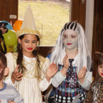 Fantasievolle Kinderkostüme beim Fasching im Pfarrsaal in Saalfelden.