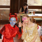 Bunte Kinderkostüme beim Fasching im Pfarrsaal, fröhliche Stimmung und kreative Verkleidungen.