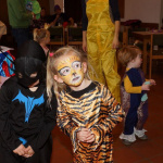 Fantasievolle Kinderkostüme beim Fasching im Pfarrsaal in Saalfelden.