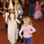 Kinder in fantasievollen Kostümen beim Fasching im Pfarrsaal Saalfelden.
