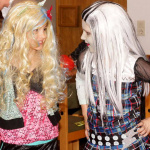 Zwei Kinder in fantasievollen Kostümen beim Kinderfasching im Pfarrsaal Saalfelden.