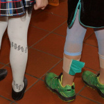 Fantasievolle Kinderkostüme beim Fasching im Pfarrsaal Saalfelden, kreative Details sichtbar.