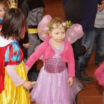 Kinder in fantasievollen Kostümen beim Fasching im Pfarrsaal Saalfelden.