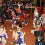 Bunte Kinder in fantasievollen Kostümen beim Fasching im Pfarrsaal Saalfelden.