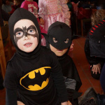 Kleine Faschingsgäste in Batman-Kostümen beim Kinderfasching in Saalfelden.