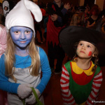 Kinder im fantasievollen Kostüm beim Kinderfasching im Pfarrsaal in Saalfelden.