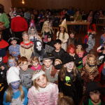 Fantasievolle Kinderkostüme beim Fasching im Pfarrsaal in Saalfelden.