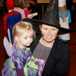 Fantasievolle Kinderkostüme beim Fasching im Pfarrsaal, Fröhlichkeit und Kreativität.