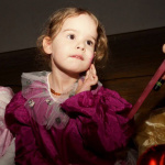 Kinder in fantasievollen Kostümen beim Fasching im Pfarrsaal in Saalfelden.