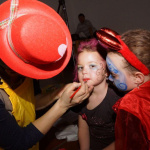 Kinderfasching im Pfarrsaal: Mädchen lassen sich fantasievoll schminken und verkleiden.