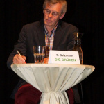 Politiker F. Salzmann von den Grünen diskutiert beim Podium in Saalfelden.