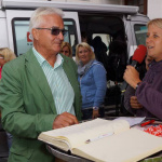 ORF-Gemeindetag in Lend: Interview mit Teilnehmer, andere Besucher im Hintergrund.