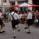 Tanzende Männer in Tracht umgeben von begeistertem Publikum beim ORF Gemeindetag in Lend.