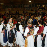 Tanzende Gruppen in traditionellen Kleidern bei einer Veranstaltung in der österreichischen Provinz.