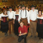 Tanzende Gruppe in traditioneller Tracht bei regionalem Fest in Österreich.