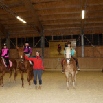 Reiterinnen und Reiter in einer Reithalle mit Pferden, Atmosphärefoto für ProvinzEcho.