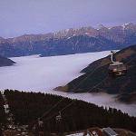 Aussicht auf die Berglandschaft bei Leogang mit der neuen Steinbergbahn und Nebel im Tal.