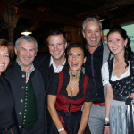 Feierliche Runde bei der Eröffnung der Steinbergbahn in Leogang, traditionelle Trachten.